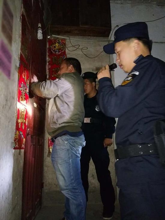 道真粗心妈妈误将幼女锁家中 