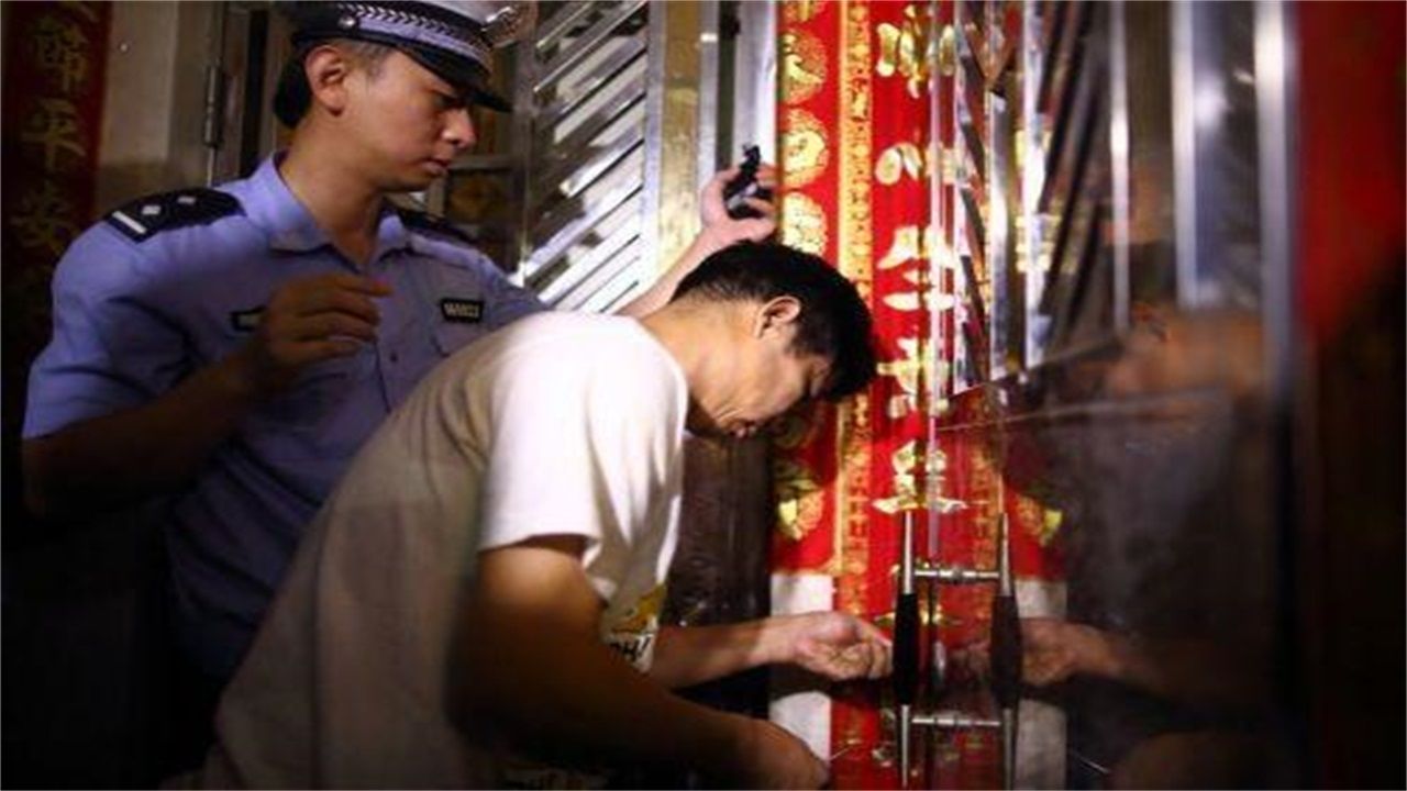 道真请开锁师傅开了锁后，师傅